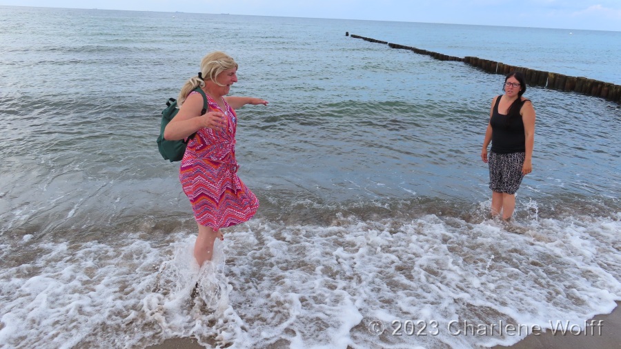 Füße in der Ostsee baden